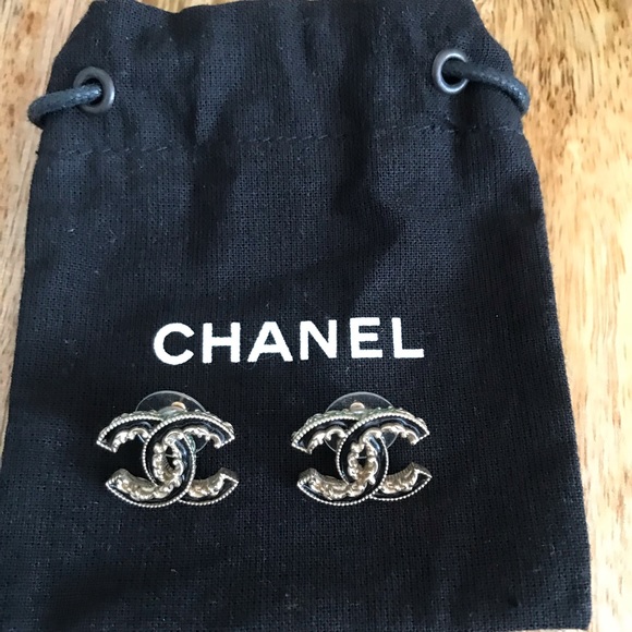 CHANEL gold/black Baroque Enamel CC Studs ⭐️ - Picture 2 of 4